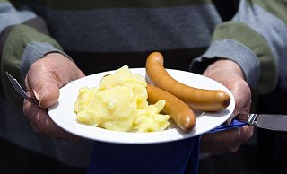 In vielen Familien gibt es in den kommenden Tagen wieder Kartoffelsalat und dazu Würstchen. - picture alliance / Soeren Stache/dpa In vielen Familien gibt es in den kommenden Tagen wieder Kartoffelsalat und dazu Würstchen. - picture alliance / Soeren Stache/dpa