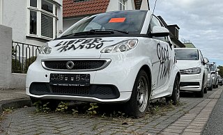Bis Dienstagabend stand er wochenlang an der Apfelstraße: Der kleine Liefer-Smart mit roter Karte und Schmieraufschriften ("Liefer-Rando" und "Good Italan"). - Susanne Blersch Bis Dienstagabend stand er wochenlang an der Apfelstraße: Der kleine Liefer-Smart mit roter Karte und Schmieraufschriften ("Liefer-Rando" und "Good Italan"). - Susanne Blersch