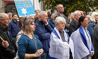 Mehrere Hundert Menschen kamen auf dem Alten Markt in Bielefeld zusammen, um ein Jahr nach dem Terrorangriff auf israelische Bürger der mehr als 1.200 Opfer zu gedenken und Solidarität mit den Angehörigen und Hinterbliebenen zu zeigen. - Oliver Krato Mehrere Hundert Menschen kamen auf dem Alten Markt in Bielefeld zusammen, um ein Jahr nach dem Terrorangriff auf israelische Bürger der mehr als 1.200 Opfer zu gedenken und Solidarität mit den Angehörigen und Hinterbliebenen zu zeigen. - Oliver Krato