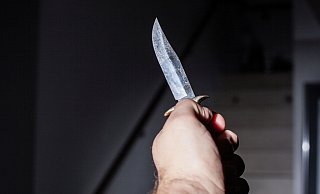 Der Mann zückte sein Messer und mischte sich in einen Streit ein. - Symbolfoto: Fotostand / K. Schmitt Der Mann zückte sein Messer und mischte sich in einen Streit ein. - Symbolfoto: Fotostand / K. Schmitt