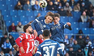 Arminia-Zugang Roberts Uldrikis (oben l.), hier beim gemeinsamen Kopfballversuch mit Maximilian Großer, war der einzige eingesetzte Mittelstürmer. - Oliver Krato Arminia-Zugang Roberts Uldrikis (oben l.), hier beim gemeinsamen Kopfballversuch mit Maximilian Großer, war der einzige eingesetzte Mittelstürmer. - Oliver Krato