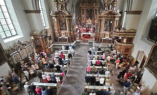 Höxter: Das Vitusfest in Corvey fand aufgrund des unsteten Wetters in der Kirche statt. - Simone Kube Höxter: Das Vitusfest in Corvey fand aufgrund des unsteten Wetters in der Kirche statt. - Simone Kube