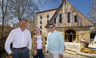 Hans Westfeld (v.l.), Sara Tonon und Fred Breipohl haben ein neues Konzept für Mühle und Hotel entwickelt. - Oliver Krato Hans Westfeld (v.l.), Sara Tonon und Fred Breipohl haben ein neues Konzept für Mühle und Hotel entwickelt. - Oliver Krato