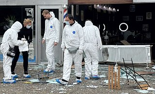 Die Spurensicherung der Kripo hat am Donnerstagvormittag sowohl im Barbershop als auch im Innern akribisch nach Beweisen für die Tat gesucht. - Paul Brinkmann Die Spurensicherung der Kripo hat am Donnerstagvormittag sowohl im Barbershop als auch im Innern akribisch nach Beweisen für die Tat gesucht. - Paul Brinkmann