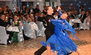 Der Auftritt des Showtanzpaares Feodora Khan und Niklas Neureuther, die unter anderem Vizeweltmeister der Standard-Showdance-Weltmeisterschaft 2023 waren, verzauberte das Publikum. - Simone Kube Der Auftritt des Showtanzpaares Feodora Khan und Niklas Neureuther, die unter anderem Vizeweltmeister der Standard-Showdance-Weltmeisterschaft 2023 waren, verzauberte das Publikum. - Simone Kube