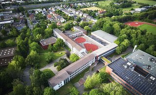 Im linken Bereich, zwischen Aula und dem Altbauriegel, sollen die sechs Klassenzimmer-Container aufgestellt werden. - Thorsten Ulonska Im linken Bereich, zwischen Aula und dem Altbauriegel, sollen die sechs Klassenzimmer-Container aufgestellt werden. - Thorsten Ulonska