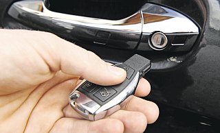 Bei Keyless-Go-Systemen müssen Autofahrer nicht mal mehr auf einen Knopf drücken, um die Tür zu öffnen. Sie senden automatisch Funksignale aus. Das macht es Dieben noch einfacher. - picture alliance / dpa Bei Keyless-Go-Systemen müssen Autofahrer nicht mal mehr auf einen Knopf drücken, um die Tür zu öffnen. Sie senden automatisch Funksignale aus. Das macht es Dieben noch einfacher. - picture alliance / dpa