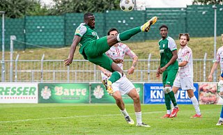 Alles reinwerfen: Für Abdul Moursalim Fesenmeyer (vorne) und den SV Rödinghausen soll es in der Partie gegen die U23 von Fortuna Düsseldorf endlich wieder aufwärts gehen. - Joel Beinke Alles reinwerfen: Für Abdul Moursalim Fesenmeyer (vorne) und den SV Rödinghausen soll es in der Partie gegen die U23 von Fortuna Düsseldorf endlich wieder aufwärts gehen. - Joel Beinke