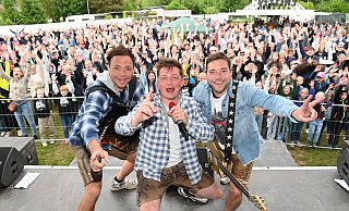 Die Dorfrocker begeistern mehr als 450 Fans auf dem Freiluftkonzert. - Thomas Kube Die Dorfrocker begeistern mehr als 450 Fans auf dem Freiluftkonzert. - Thomas Kube
