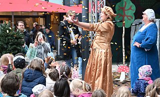Lydia Dabringhausen als Frau Holle läss mit Mia Sandfort (als Goldmarie) und Lina Sonneborn (als Pechmarie) auf der Marktplatzbühne Federn und Süßigkeiten schneien. - Thomas Kube Lydia Dabringhausen als Frau Holle läss mit Mia Sandfort (als Goldmarie) und Lina Sonneborn (als Pechmarie) auf der Marktplatzbühne Federn und Süßigkeiten schneien. - Thomas Kube