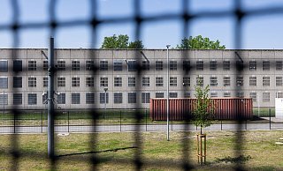 Hinter Gittern der JVA Brackwede treffen Straftäter auf Opfer von Straftaten. Ein ungewöhnliches Projekt soll beiden Seiten weiterhelfen. - Oliver Krato Hinter Gittern der JVA Brackwede treffen Straftäter auf Opfer von Straftaten. Ein ungewöhnliches Projekt soll beiden Seiten weiterhelfen. - Oliver Krato
