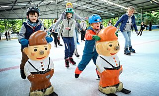 Ein Ausflug zur Oetker-Eisbahn ist für Familien ein schönes Ausflugsziel zur Weihnachtszeit. - Barbara Franke Ein Ausflug zur Oetker-Eisbahn ist für Familien ein schönes Ausflugsziel zur Weihnachtszeit. - Barbara Franke
