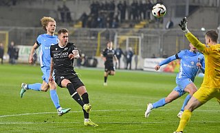 Joel Grodowski hebt den Ball über Löwen-Keeper Marco Hiller hinweg zur Bielefelder Führung ins Tor des TSV 1860. - IMAGO/Sven Simon Joel Grodowski hebt den Ball über Löwen-Keeper Marco Hiller hinweg zur Bielefelder Führung ins Tor des TSV 1860. - IMAGO/Sven Simon
