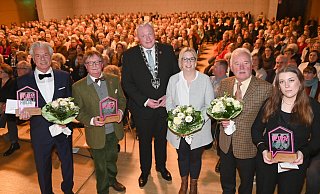 Peter Egelkraut (v. l.), Norbert Drews (HVV), Daniel Hartmann, Anna Reede (Kita), Dieter Siebeck (HVV) und Evelyn Schaffors (Kita). - Thomas Kube Peter Egelkraut (v. l.), Norbert Drews (HVV), Daniel Hartmann, Anna Reede (Kita), Dieter Siebeck (HVV) und Evelyn Schaffors (Kita). - Thomas Kube