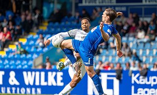 Abgeblockt: Ayodele Max Adetula (l.) und der SV Rödinghausen mussten sich bei den SF Lotte mit einem 1:1 begnügen. Foto: Joel Beinke - JOEL BEINKE Abgeblockt: Ayodele Max Adetula (l.) und der SV Rödinghausen mussten sich bei den SF Lotte mit einem 1:1 begnügen. Foto: Joel Beinke - JOEL BEINKE