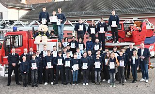 Alle ausgezeichneten Jugendfeuerwehrmitglieder mit den Gästen der Versammlung an der Höxteraner Drehleiter. - FFW Höxter/Thomas Kube Alle ausgezeichneten Jugendfeuerwehrmitglieder mit den Gästen der Versammlung an der Höxteraner Drehleiter. - FFW Höxter/Thomas Kube