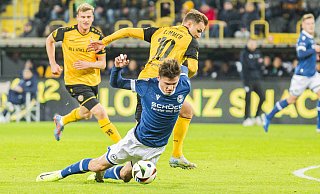 Maximilian Großer (vorne) und Arminia Bielefeld liefern sich im Rennen um die Drittligameisterschaft einen Zweikampf mit Dynamo Dresden. - IMAGO/Jan Huebner Maximilian Großer (vorne) und Arminia Bielefeld liefern sich im Rennen um die Drittligameisterschaft einen Zweikampf mit Dynamo Dresden. - IMAGO/Jan Huebner