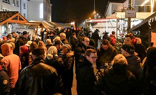 Der Weihnachtsmarkt in Stukenbrock war im vergangenen Jahr besonders am Abend gut besucht. - Kristoffer Fillies Der Weihnachtsmarkt in Stukenbrock war im vergangenen Jahr besonders am Abend gut besucht. - Kristoffer Fillies