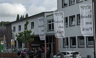 Im Hotel am Park in Bad Driburg ist gerade eine Reisegruppe eingetroffen. Inhaber Joachim Avenarius rechnet mit 20.000 Übernachtungen dort in diesem Jahr. - Burkhard Battran Im Hotel am Park in Bad Driburg ist gerade eine Reisegruppe eingetroffen. Inhaber Joachim Avenarius rechnet mit 20.000 Übernachtungen dort in diesem Jahr. - Burkhard Battran