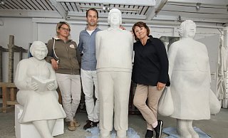 Weil die Alltagsmenschen, die am Rathaus stehen werden, eine Überraschung werden sollen, positioniert sich die Künstlerfamilie Laura Lechner (v. l.), Jan Illerhues und Christel Lechner um Figuren, die derzeit im Atelier überarbeitet werden. - Sigurd Gringel Weil die Alltagsmenschen, die am Rathaus stehen werden, eine Überraschung werden sollen, positioniert sich die Künstlerfamilie Laura Lechner (v. l.), Jan Illerhues und Christel Lechner um Figuren, die derzeit im Atelier überarbeitet werden. - Sigurd Gringel