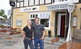 Melanie und Jan Schneider haben in den vergangenen Jahren etliche Gastronomiekonzepte verwirklicht und damit Steinhagens Ausgehszene maßgeblich geprägt. Zum Jahresende ziehen sie sich zurück und schließen den Dorfbullen im Steinhägerhäuschen. - Archivfoto/Sonja Faulhaber Melanie und Jan Schneider haben in den vergangenen Jahren etliche Gastronomiekonzepte verwirklicht und damit Steinhagens Ausgehszene maßgeblich geprägt. Zum Jahresende ziehen sie sich zurück und schließen den Dorfbullen im Steinhägerhäuschen. - Archivfoto/Sonja Faulhaber