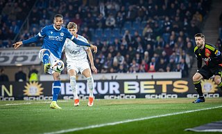 Isaiah Young (l.) hatte im Topspiel gegen den 1. FC Saarbrücken die erste Gelegenheit für Arminia Bielefeld. - Sarah Jonek Isaiah Young (l.) hatte im Topspiel gegen den 1. FC Saarbrücken die erste Gelegenheit für Arminia Bielefeld. - Sarah Jonek