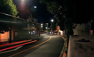 Die Täter fuhren mit einem gestohlenen Wagen gegen eine Hauswand - der laute Knall schreckte einen Bewohner auf. - Symbolbild: Pixabay Die Täter fuhren mit einem gestohlenen Wagen gegen eine Hauswand - der laute Knall schreckte einen Bewohner auf. - Symbolbild: Pixabay