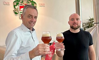 Im Sudhaus, dem Herzstück der Familienbrauerei, wird die neue Edition verkostet: Technischer Leiter und erster Braumeister Dirk Stapper (links) probiert gemeinsam mit seinem Kollegen, Braumeister und Biersommelier Arno Huismann (rechts), das finale Ergebnis der neuen Bierkreation, die die beiden gemeinsam mit ihrem Team entwickelt und gebraut haben.?Foto: Barre Privatbrauerei - Barre Privatbrauerei