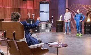 Duc Huy Bui (l.) und Michael Sälzer präsentieren ihr Unternehmen „Racemates“ vor der prominenten „Löwen“-Jury um Carsten Maschmeyer. Beißt einer der Investoren an? - RTL/Bernd-Michael Maurer Duc Huy Bui (l.) und Michael Sälzer präsentieren ihr Unternehmen „Racemates“ vor der prominenten „Löwen“-Jury um Carsten Maschmeyer. Beißt einer der Investoren an? - RTL/Bernd-Michael Maurer