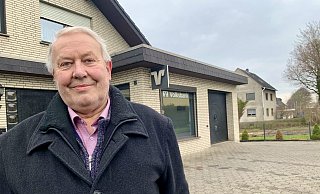 Dörenhagens Ortsvorsteher Heinz Rebbe ist froh, dass der Geldautomat wieder am Netz ist. Die SB-Filiale der Volksbank befindet sich als Anbau an einem Privathaus. Sie wurde neu gesichert. - Jens Reddeker Dörenhagens Ortsvorsteher Heinz Rebbe ist froh, dass der Geldautomat wieder am Netz ist. Die SB-Filiale der Volksbank befindet sich als Anbau an einem Privathaus. Sie wurde neu gesichert. - Jens Reddeker