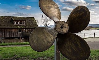 2006 kam die Schiffsschraube als Geschenk des Mindener Schiffervereins "Hol fast" an das Weserufer zwischen Schiffmühle und Gastronomie. - Die Ermittler hoffen, dass die Diebe oder deren Fahrzeug möglichen Zeugen aufgefallen ist. Demzufolge ist es naheliegend, dass das Trio seine Beute über die Johansenstraße, die Wittekindallee oder die Cheruskerstraße abtransportiert hat. Hinweise zu der T 2006 kam die Schiffsschraube als Geschenk des Mindener Schiffervereins "Hol fast" an das Weserufer zwischen Schiffmühle und Gastronomie. - Die Ermittler hoffen, dass die Diebe oder deren Fahrzeug möglichen Zeugen aufgefallen ist. Demzufolge ist es naheliegend, dass das Trio seine Beute über die Johansenstraße, die Wittekindallee oder die Cheruskerstraße abtransportiert hat. Hinweise zu der T