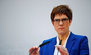 Annegret Kramp-Karrenbauer will ihre Ämter aufgeben. - Reuters/Hannibal Hanschke Annegret Kramp-Karrenbauer will ihre Ämter aufgeben. - Reuters/Hannibal Hanschke