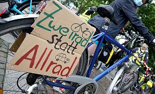 Gegen den Ausbau von Straßen gehen immer mehr mit dem Fahrrad - so auch am heutigen Sonntag. - picture alliance/dpa/Symbolbild Gegen den Ausbau von Straßen gehen immer mehr mit dem Fahrrad - so auch am heutigen Sonntag. - picture alliance/dpa/Symbolbild