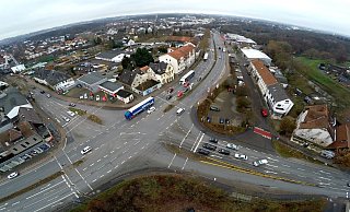 Bad Oeynhausens gordischer Verkehrsknoten: Die Kreuzung der Mindener Straße mit der Eidinghausener (rechts) und der Steinstraße (links) ist der neuralgische Punkt im Verkehrsnetz der Kurstadt. - Jürgen Krüger Bad Oeynhausens gordischer Verkehrsknoten: Die Kreuzung der Mindener Straße mit der Eidinghausener (rechts) und der Steinstraße (links) ist der neuralgische Punkt im Verkehrsnetz der Kurstadt. - Jürgen Krüger