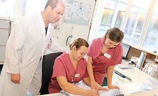 Der stellvertretende Chefarzt Martin Sude schaut den Pflegekräften Marina Becker (mi.) und Margitta Anklam beim Ausfüllen einer Patientenakte über die Schulter. Auch an den Feiertagen ruht die Arbeit im Krankenhaus St. Johannisstift nicht. - David Knapp Der stellvertretende Chefarzt Martin Sude schaut den Pflegekräften Marina Becker (mi.) und Margitta Anklam beim Ausfüllen einer Patientenakte über die Schulter. Auch an den Feiertagen ruht die Arbeit im Krankenhaus St. Johannisstift nicht. - David Knapp