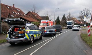 Beim Passieren eines Busses geriet der Fahrer des Audis in den Gegenverkehr. - Foto: Polizei Minden-Lübbecke Beim Passieren eines Busses geriet der Fahrer des Audis in den Gegenverkehr. - Foto: Polizei Minden-Lübbecke