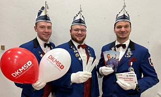 Feiern und Hoffnung schenken: Der Elferrat Ovenhausen um Simon Wöstefeld (v.l.), Jonas Behrenberg und Erik Unverzagt plant zusammen mit der DKMS eine Typisierungsaktion - Elferrat Ovenhausen Feiern und Hoffnung schenken: Der Elferrat Ovenhausen um Simon Wöstefeld (v.l.), Jonas Behrenberg und Erik Unverzagt plant zusammen mit der DKMS eine Typisierungsaktion - Elferrat Ovenhausen