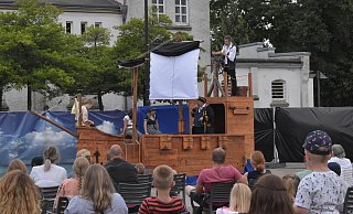 Mit nur wenigen Handgriffen wird aus dem Piratenschiff "Libertas" das Piratenjägerschiff "Justice". - Julia Stratmann Mit nur wenigen Handgriffen wird aus dem Piratenschiff "Libertas" das Piratenjägerschiff "Justice". - Julia Stratmann