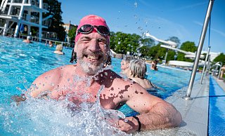Sebastian Reuter hat den Startschuss herbeigesehnt. In der Saison will er jeden Tag zum Schwimmen ins Wiesenbad gehen. - Barbara Franke Sebastian Reuter hat den Startschuss herbeigesehnt. In der Saison will er jeden Tag zum Schwimmen ins Wiesenbad gehen. - Barbara Franke
