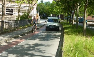 Engstelle. Hier wird es für Radfahrer gefährlich, wenn Autos zum Überholen ansetzen. - Bündnis 90/Die Grünen Engstelle. Hier wird es für Radfahrer gefährlich, wenn Autos zum Überholen ansetzen. - Bündnis 90/Die Grünen