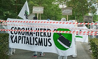 Mit Plakaten und Absperrband haben die Aktivisten die Einfahrt zum Anwesen von Clemens Tönnies blockiert. - "Shut down Schweinesystem" Mit Plakaten und Absperrband haben die Aktivisten die Einfahrt zum Anwesen von Clemens Tönnies blockiert. - "Shut down Schweinesystem"