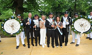 Freuten sich gemeinsam mit den Trägern der Scheiben über das spannende Finale des Lübbecker Bürgerschützenfestes: Bürgermeister Frank Haberbosch, König Jörg Stenzel, Kerstin Stenzel, König Nicholas Mühlnikel, Irene Mühlnikel und Oberst Christoph Barre. - Joern Spreen-Ledebur Freuten sich gemeinsam mit den Trägern der Scheiben über das spannende Finale des Lübbecker Bürgerschützenfestes: Bürgermeister Frank Haberbosch, König Jörg Stenzel, Kerstin Stenzel, König Nicholas Mühlnikel, Irene Mühlnikel und Oberst Christoph Barre. - Joern Spreen-Ledebur