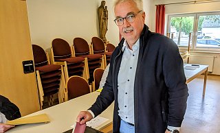 Amtsinhaber Norbert Hofnagel gibt an seinem Wohnort Löwen im Kilianshaus seine Stimme ab. - Burkhard Battran Amtsinhaber Norbert Hofnagel gibt an seinem Wohnort Löwen im Kilianshaus seine Stimme ab. - Burkhard Battran