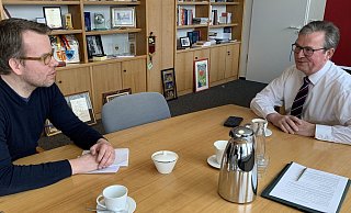 Paderborns Bürgermeister Michael Dreier (r.) beantwortete Jens Reddekers Fragen zur Coronakrise in seinem Amtszimmer in der Stadtverwaltung am Abdinghof. - Jens Reddeker Paderborns Bürgermeister Michael Dreier (r.) beantwortete Jens Reddekers Fragen zur Coronakrise in seinem Amtszimmer in der Stadtverwaltung am Abdinghof. - Jens Reddeker