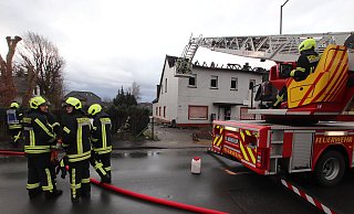 70 Feuerwehrleute und Rettungskräfte waren bis zum Dienstagmorgen im Einsatz, um den Brand in einem Wohnhaus in Werste zu löschen. - Jörg Stuke 70 Feuerwehrleute und Rettungskräfte waren bis zum Dienstagmorgen im Einsatz, um den Brand in einem Wohnhaus in Werste zu löschen. - Jörg Stuke