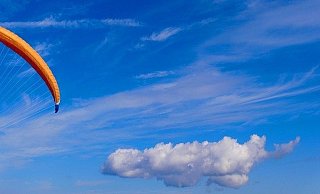 Fallschirmsprung: Der Bünder ist bei der Landung verunglückt. - SYMBOLFOTO/PIXABAY Fallschirmsprung: Der Bünder ist bei der Landung verunglückt. - SYMBOLFOTO/PIXABAY