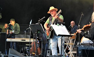 Axel Prahl und sein Inselorchester unterhielten gut 700 Zuhörer am lauen Sommerabend aufs Beste. - Simone Flörke Axel Prahl und sein Inselorchester unterhielten gut 700 Zuhörer am lauen Sommerabend aufs Beste. - Simone Flörke