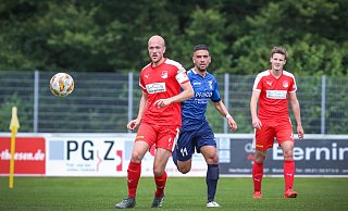 Mittelfeldmotor: Theesens Yves Sander (vorne) behauptet hier im Testspiel gegen Wiedenbrücks Daniel Latkowski den Ball. Foto: Sarah Jonek - Sarah Jonek Mittelfeldmotor: Theesens Yves Sander (vorne) behauptet hier im Testspiel gegen Wiedenbrücks Daniel Latkowski den Ball. Foto: Sarah Jonek - Sarah Jonek