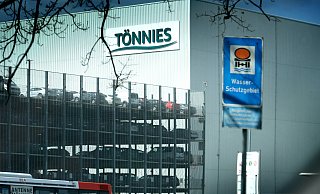 Clemens Tönnies erklärt vor laufender Kamera, dass er "Handlungsbedarf zur Korrektur" sehe, deshalb kümmere sich sein Konzern nun intensiv um Bio. - Andreas Frücht Clemens Tönnies erklärt vor laufender Kamera, dass er "Handlungsbedarf zur Korrektur" sehe, deshalb kümmere sich sein Konzern nun intensiv um Bio. - Andreas Frücht
