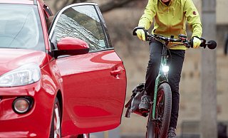 Zwischen Rad- und Autofahrern kommt es des Öfteren zu heiklen Situationen. - dpa-tmn Zwischen Rad- und Autofahrern kommt es des Öfteren zu heiklen Situationen. - dpa-tmn